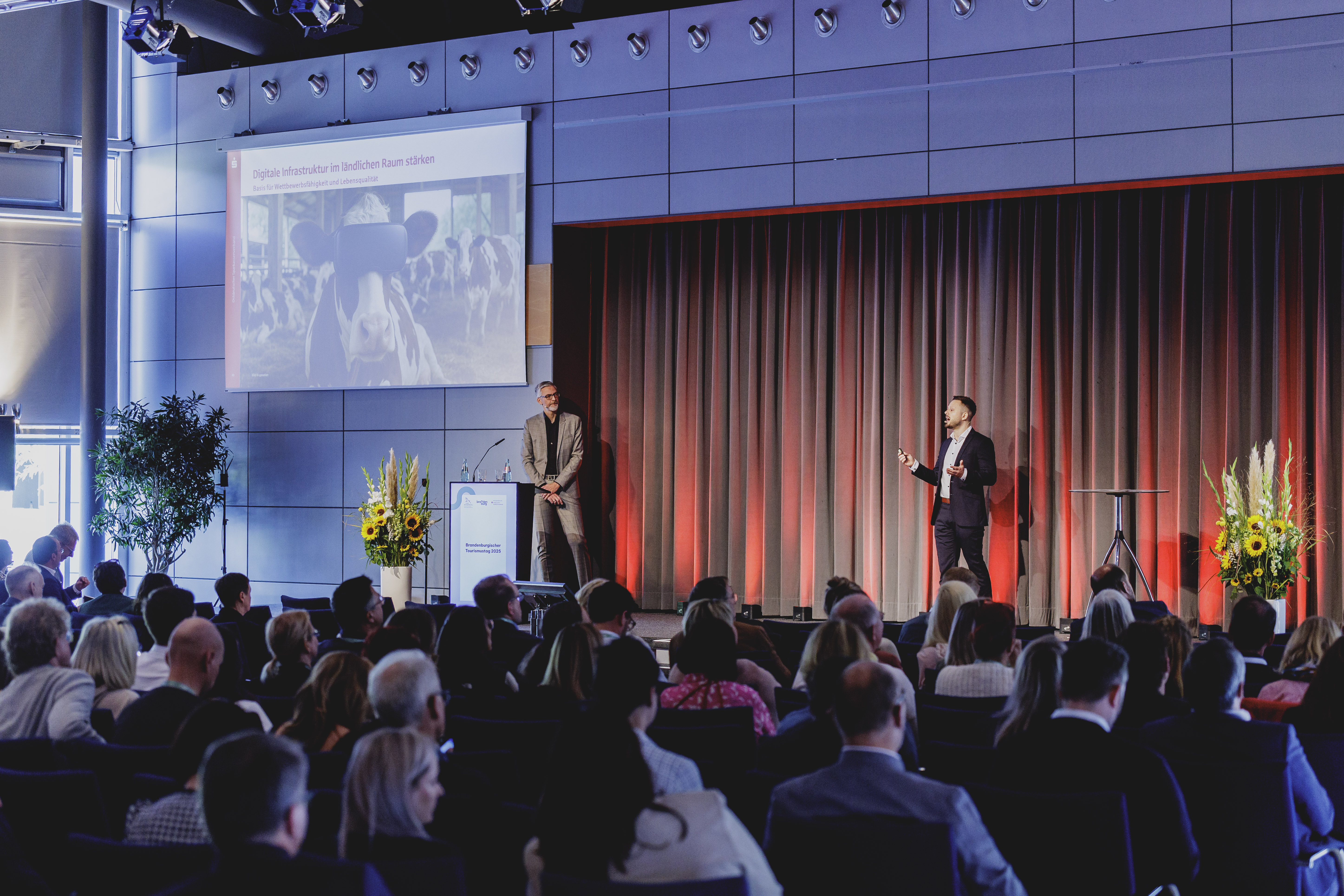 Karsten Heinsohn und Moritz Sporer, dwif-Consulting GmbH auf der Bühne