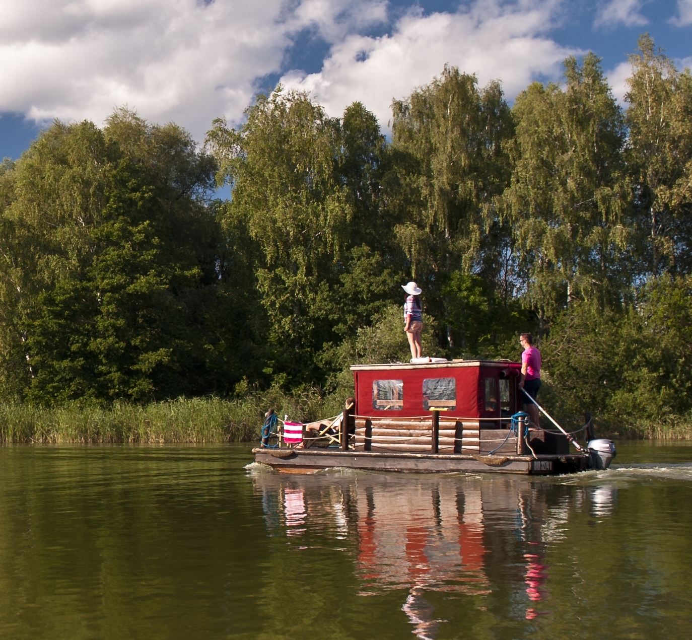 Bootstouristen auf einem Bungalowboot