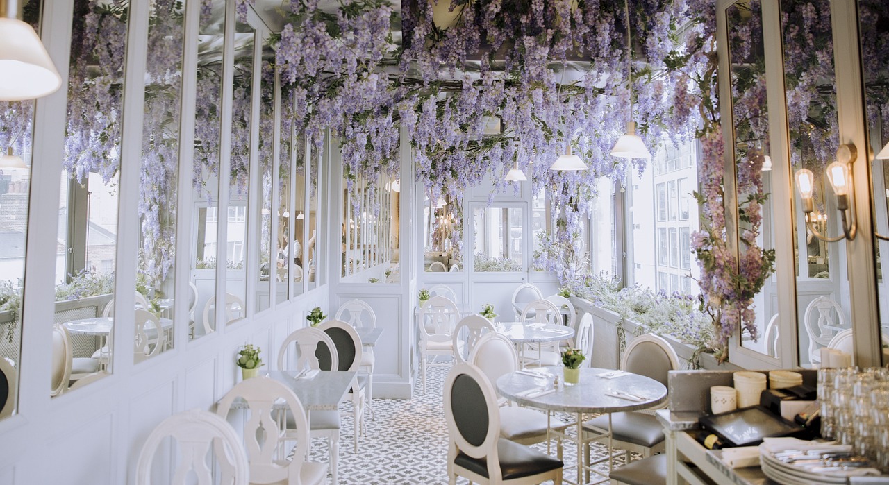 florale Inneneinrichtung eines Restaurants