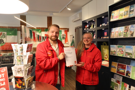Foto von Tourist-Information Bernau erhält erneut i-Marke des DTV: Nils Lönnies und Devin Martini mit Urkunde