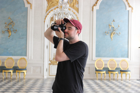 Mann fotografiert in den Neuen Kammern / SPSG