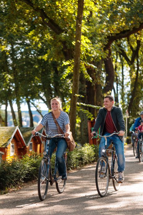 Gruppe von Radlern durchfahren den Campingplatz Sanssouci in Potsdam