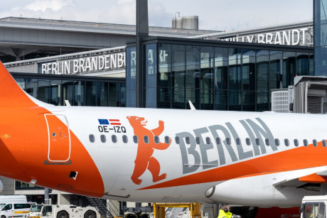 Ein Flugzeug mit dem Berliner Bär- Logo vor dem Flughaben Berlin-Brandenburg