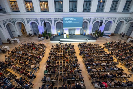 Foto von oben auf den großen Veranstaltungssaal