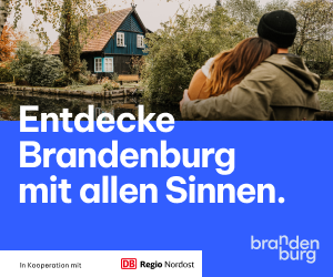 Paar von Hinten im Spreewald umarmt sich