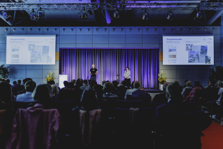 René Heise von der TMB und Ellen Rußig vom TV Seenland oder Spree auf der Bühne des BBT 2025