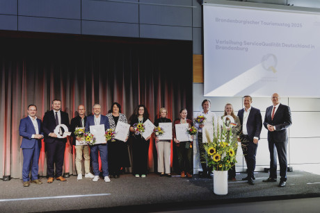 ServiceQualität Brandenburg Verleihung der Zertifikate an die Betriebe, Gruppenbild auf der Bühne des BBT 2025