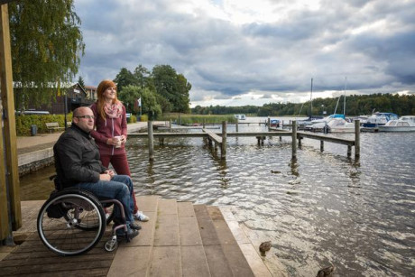 Rollstuhlfahrer mit Begleitung am See in Rheinsberg