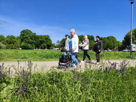 Spaziergruppe mit Rollator auf der Spreepromenade Fürstenwalde barrierefrei