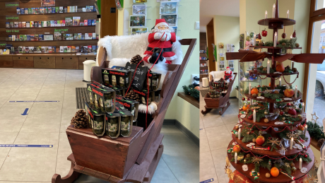 Weihnachtlich dekorierter Stoßschlitten und Holzweihnachtsbaum Lübbenau