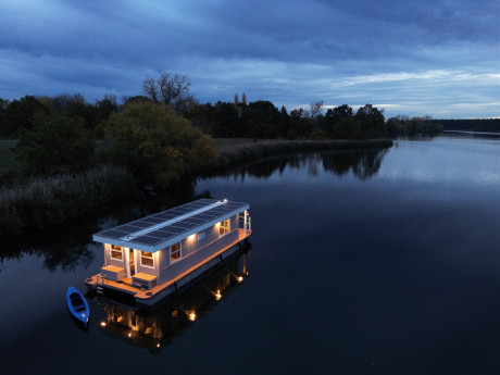 Luftaufnahme eines Elektro-Hausboots in der Abenddämmerung