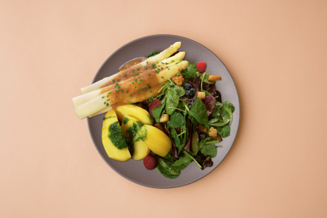 Teller mit Spargelgericht Restaurant Seewirtschaft Resort Mark Brandenburg