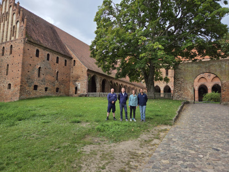 Projektbeteilige vor dem Kloster Chorin