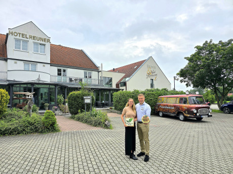 Inhaber des Flair Hotel Reuner mit der Auszeichnung GreenSign vor dem Hotel