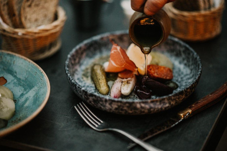 Gut Essen im Spreewald- gefüllter Teller im Restaurant