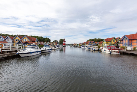 Ferenhäuser mit Bootssteg, Hafendorf Rheinsberg