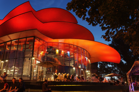 Fassade des Hans-Otto-Theaters in der Abenddämmerung