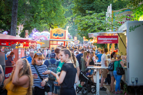 viele Menschen an Verkaufsständen beim Hussitenfest in Bernau bei Berlin