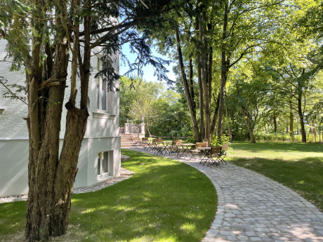 Schloss Sigrön Außen mit Parkbereich