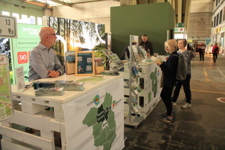 Messestand des Netzwerk Natur-Aktiv auf der VELOBerlin 2025