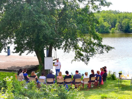 Workation, Gruppe am See