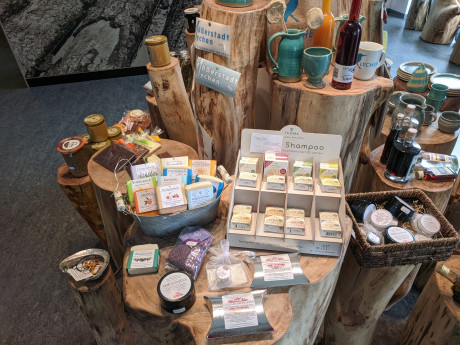 Regionale Produkte in der Touristinfo Lychen auf Holzstämmen präsentiert