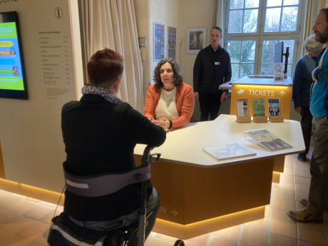 barrierefrei gestalteter Beratungscounter in der Touristinformation Burg Storkow