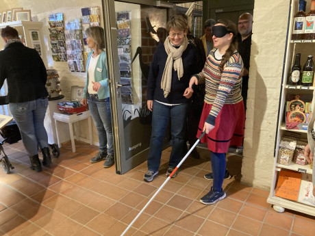 mit Langstöcken in der Touristinformation Burg Storkow