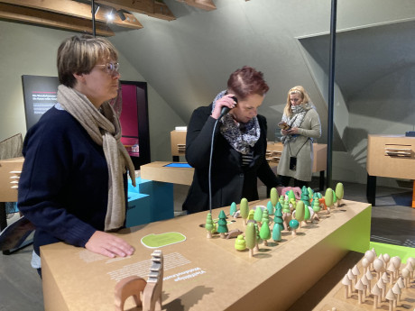 Ausstellung ind er Burg Storkow mit tastbaren Elementen und Hörstation