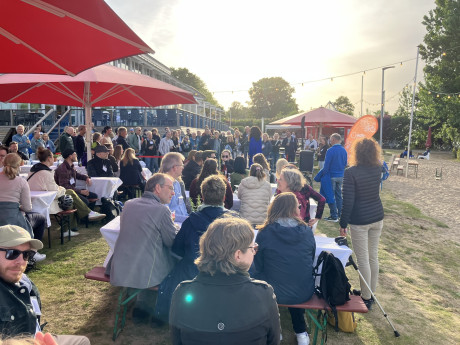 ADFC Radtourismuskongress 2025, Menschen sitzen draußen zusammen