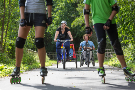 Inlineskater, Radfahrer und Handbiker auf der Flaemingskate
