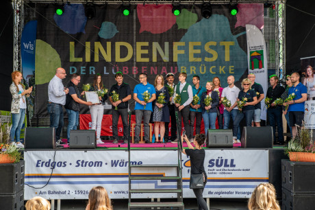 Ausgezeichnete der QStadt Lübbenau auf Bühne beim Lindenfest