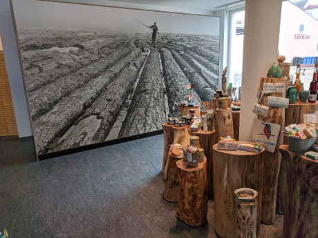 Blick in den Verkaufsraum der Touristinformation Lychen