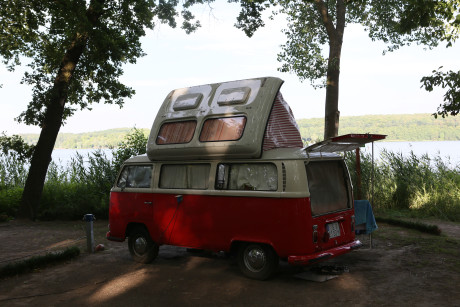 Bulli auf Campingplatz
