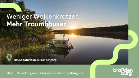 Kampage "Unterwegs zu neuen Ideen" Hausboot ankert am See