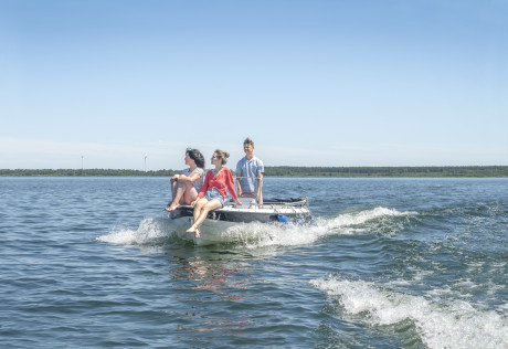 Motorboot auf dem See, Frauen sitzen auf dem Bug