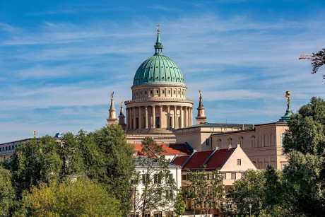 Blick auf die Nicolaikirche über den Dächern von Potsdam