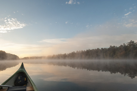 Blick aus dem Kanu auf den See Morgenstimmung