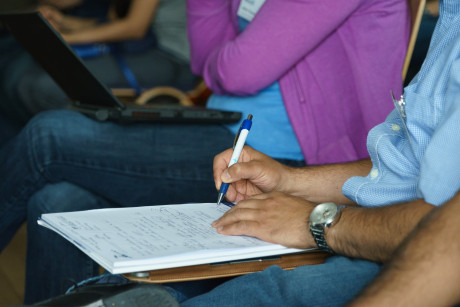 Foto von einem Menschen, der sich Notizen macht