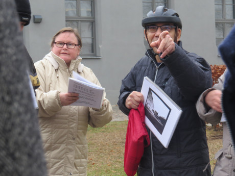 Besucher bei inklusiver Führung Gedenkstätte für die Opfer der Euthanasie Morde Brandenburg an der Havel