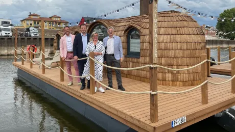 Pressefahrt Wittenberge: Personen auf Hausboot