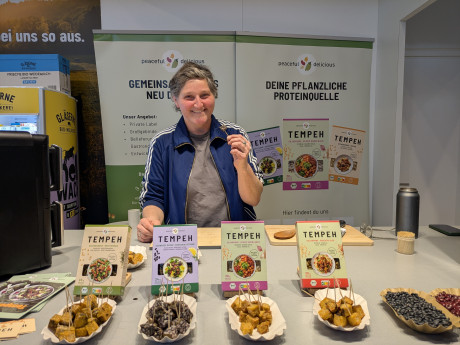 Messestand mit Tempeh-Produkten von Peaceful Delicious auf der Grünen Woche 2026