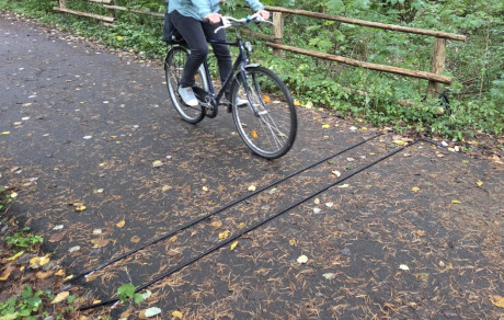 Fahrradfahrer, der über &quot;Tubes&quot; zur Besuchermessung fährt