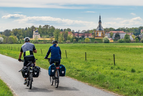 Zwei Radfahrer am Kloster Neuzelle