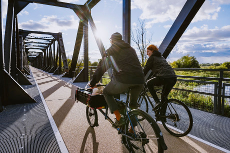 Foto von Radfahrern an der Europabrücke