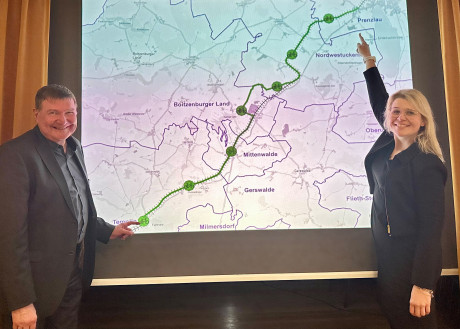 Freuen sich auf das interkommunale Projekt: Bauamtsleiterin Christin Walther und der 2. Beigeordnete, Dr. Andreas Heinrich.