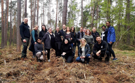 Gruppenbild von Helferinnen und Helfern der Waldpflanzaktion
