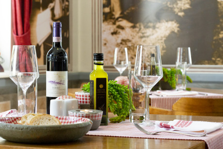 Eingedeckter Tisch im Restauarnt Seewirtschaft Resort Mark Brandenburg in Neuruppin