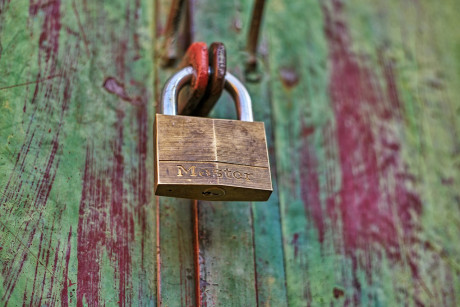 Foto von Hängeschloss vor Tür