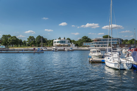 Stadthafen Senftenberg vom Wasser aus mit Segelbooten